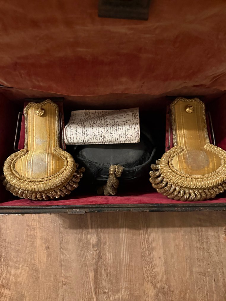 英国 - 皇家海军的古董存储箱，用于存放肩章和双尖帽。 - 军事装备 #1.0