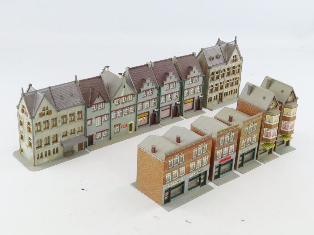 Kibri H0 - 8310 - Kituri de construit machete tren (11) - 11 clădiri în Olanda, compuse din case înșiruite, magazine și Banca Olandei. #1.0