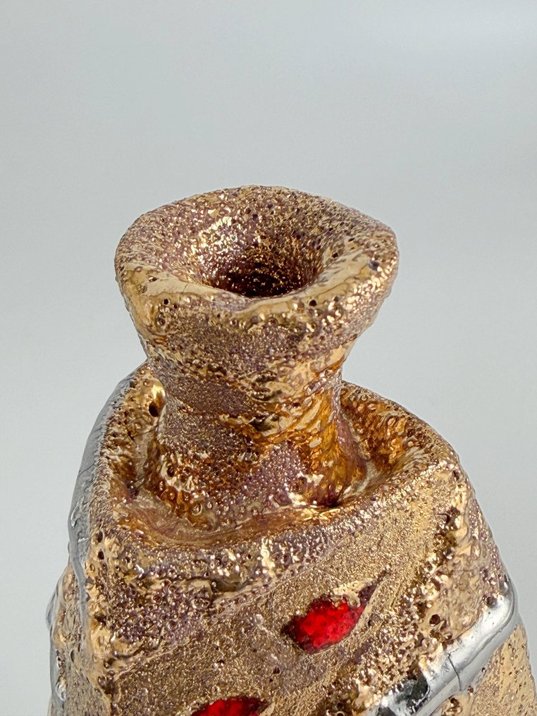Toru Ichikawa(1973-) - 醒酒器 - 陶瓷, 金色与红色 另一种维度 时尚金属清酒瓶（Tokkri）。 - 花瓶，物体 #3.2