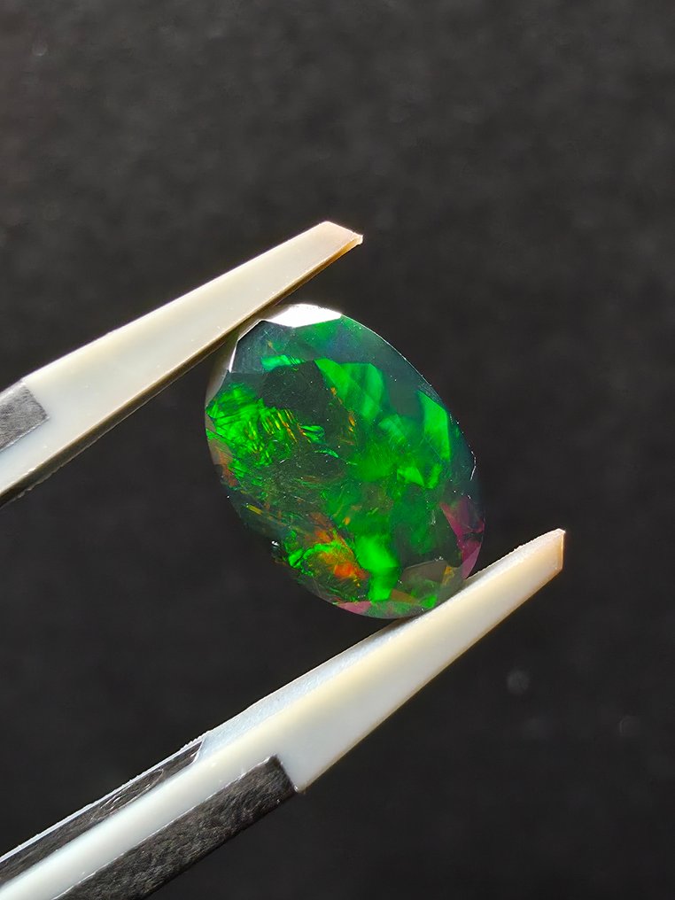 1,65 ct schwarzer Opal facettiert - Höhe: 10.8 mm - Breite: 7.4 mm- 0.33 g #2.1