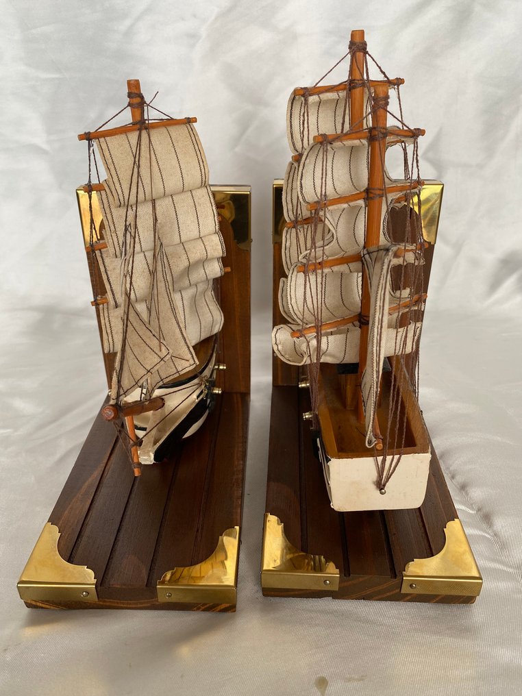 航海用品 - 用木头和青铜制成的战舰上的书架，用于悬挂船只的书籍，配有炮台。 #4.3