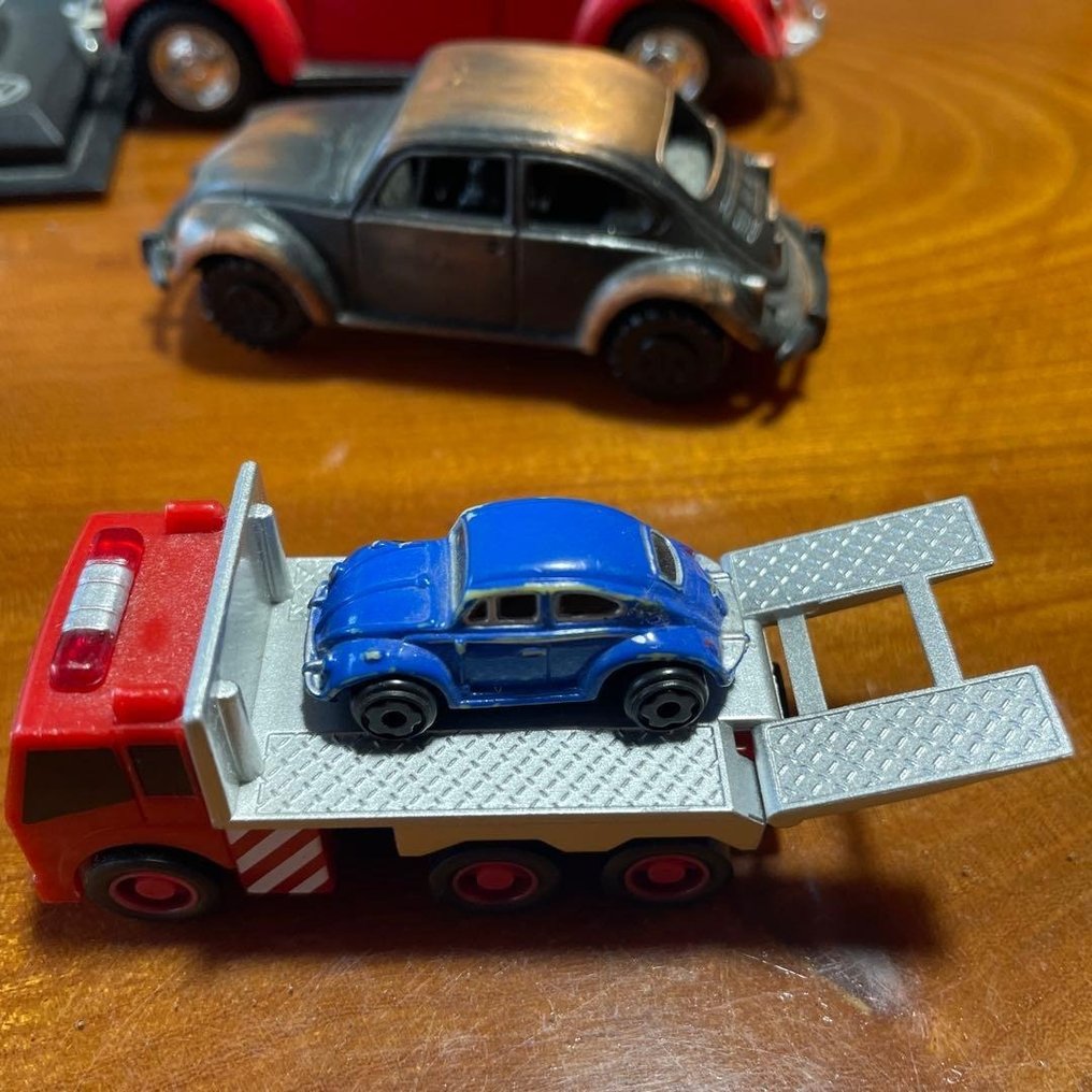 Volkswagen 1:64 - Modelbil  (7) - Beetle Miniature Car Set — Mixed Variants, with Trailer & Display Frame #2.1