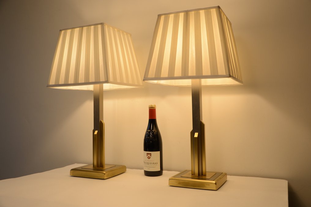 Επιτραπέζιο φωτιστικό (2) - Ζεύγος λαμπτήρων τραπεζιού σε στυλ Willy Rizzo, με μορφή ουρανοξυστών. - Ορείχαλκος, Μέταλλο, Λινό #1.0