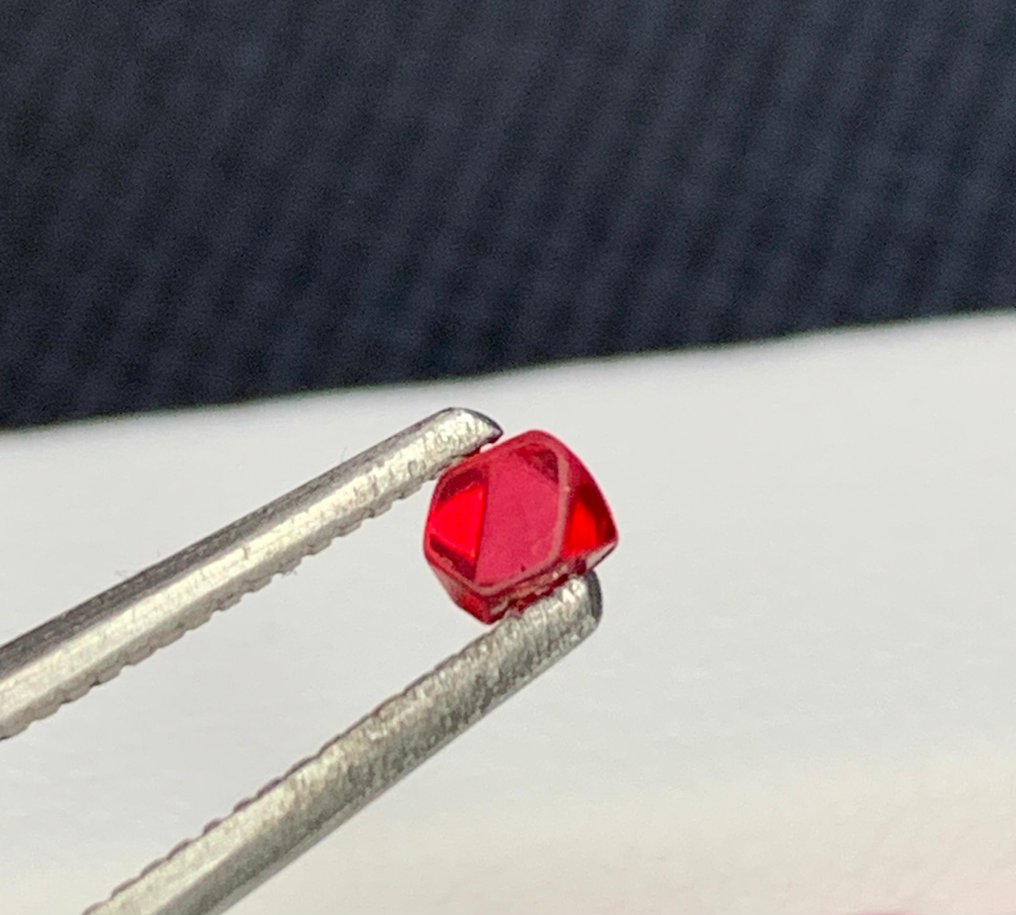 Φυσικά μπαρμπούρεια κρύσταλλα spinel Κρύσταλλοι- 0.7 g #2.1