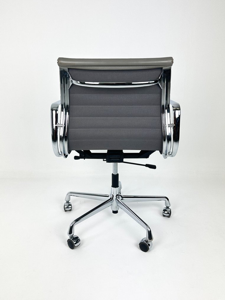 Vitra - Charles & Ray Eames - Καρέκλα γραφείου - EA118 - Αλουμίνιο, Δέρμα #4.3