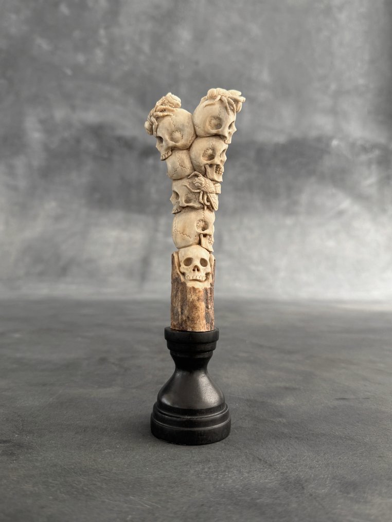 Utskjæring, NO RESERVE PRICE - Stunning Human Skulls & Flies carving from deer antler on a custom stand - 18 cm - Elggevir - 2025 #2.1