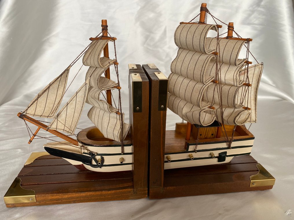 航海用品 - 用木头和青铜制成的战舰上的书架，用于悬挂船只的书籍，配有炮台。 #2.1