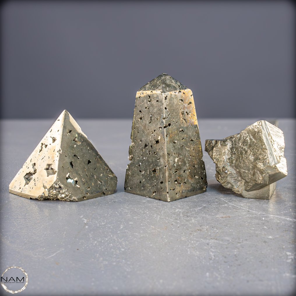 Exclusief pyriet-set – Druse, piramide en obelisk in stralende goudlook- 664.05 g - (3) #4.3