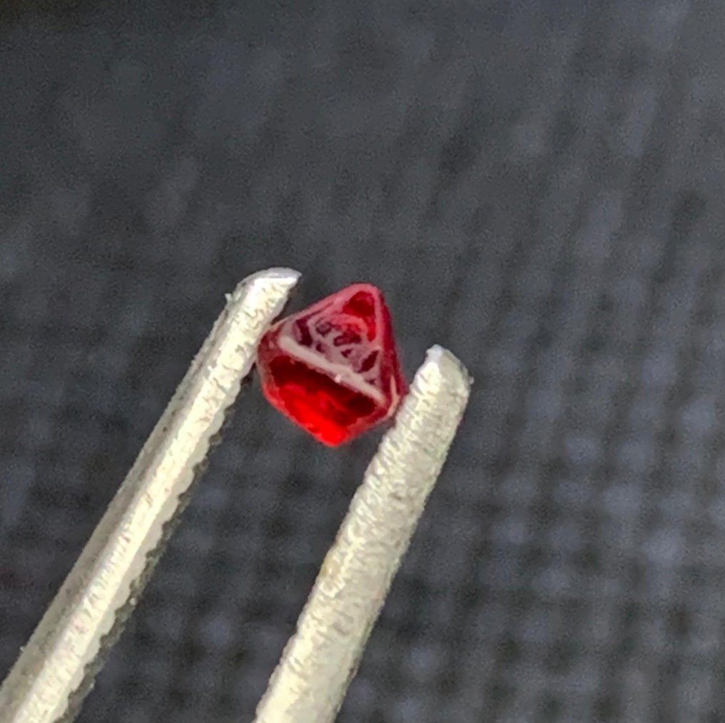 Φυσικά μπαρμπούρεια κρύσταλλα spinel Κρύσταλλοι- 0.7 g #1.0