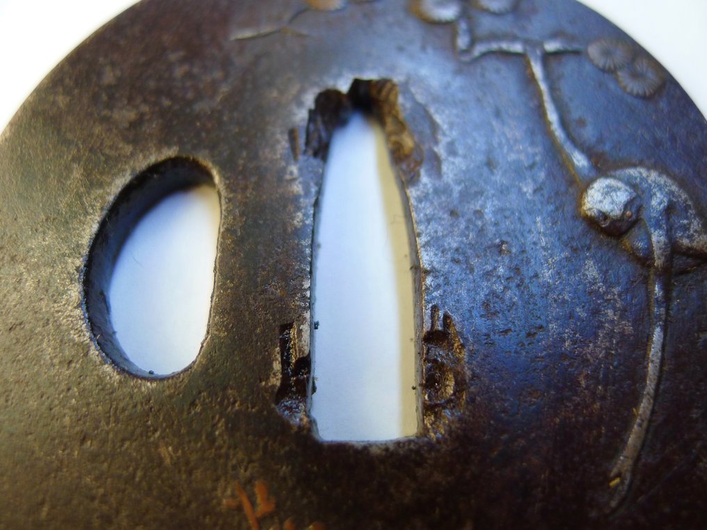 Όμορφος πίνακας tsuba με μοτίβο μαϊμού που πιάνει καβούρι κρεμασμένο σε κλαδί δέντρου. - Ιαπωνία #2.1