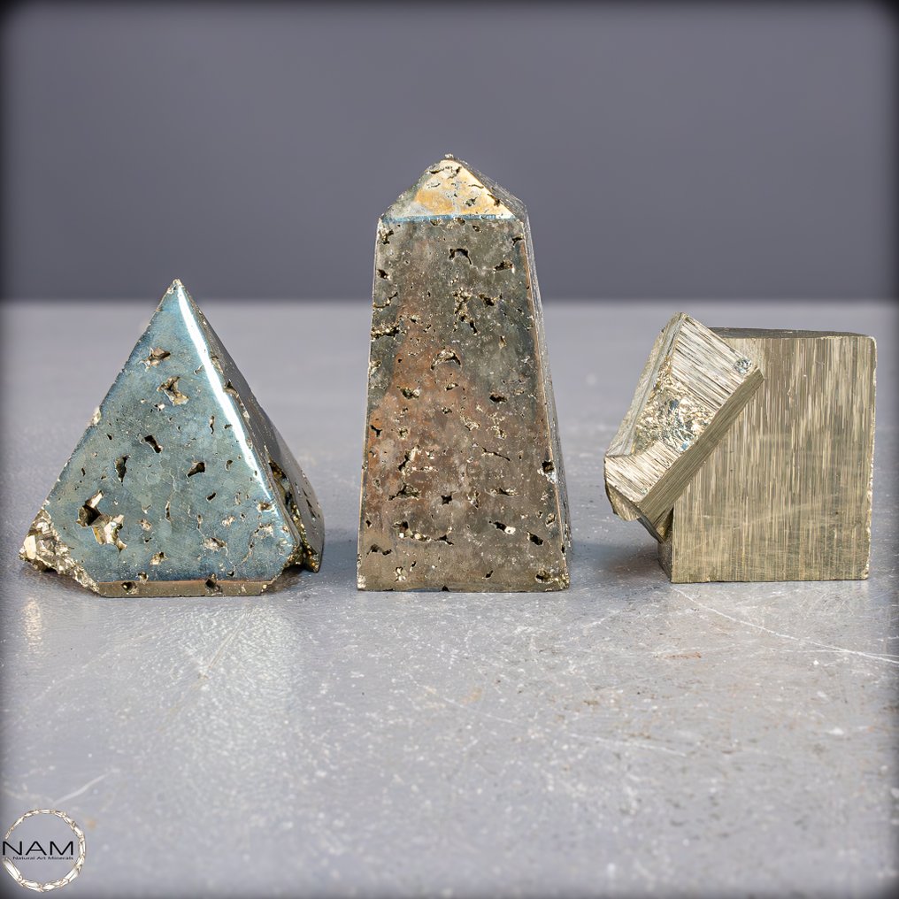 Exclusief pyriet-set – Druse, piramide en obelisk in stralende goudlook- 664.05 g - (3) #1.0