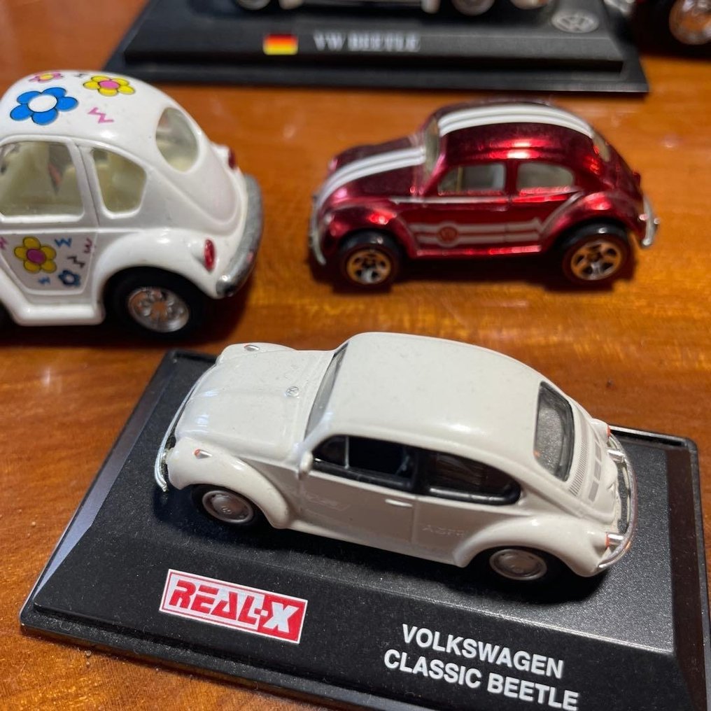 Volkswagen 1:64 - Modelbil  (7) - Beetle Miniature Car Set — Mixed Variants, with Trailer & Display Frame #3.2