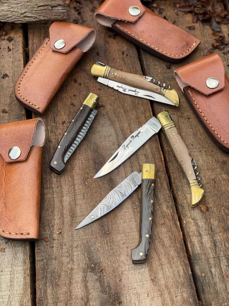K Romain - Μαχαίρι κουζίνας - Kitchen knife set - Λεγεωνάριος Καλλιτέχνης Couteaux Laguiole Bougna & Pattada Ιταλο-Γαλλικά Boutique Μαχαίρια από τον K - Χάλυβας, Ανθεκτικό ατσάλι, δέρμα, μπρούντζος, ξύλο. - Γαλλία - Ανέπαφο Σπάνιο Ευρήμα #3.2