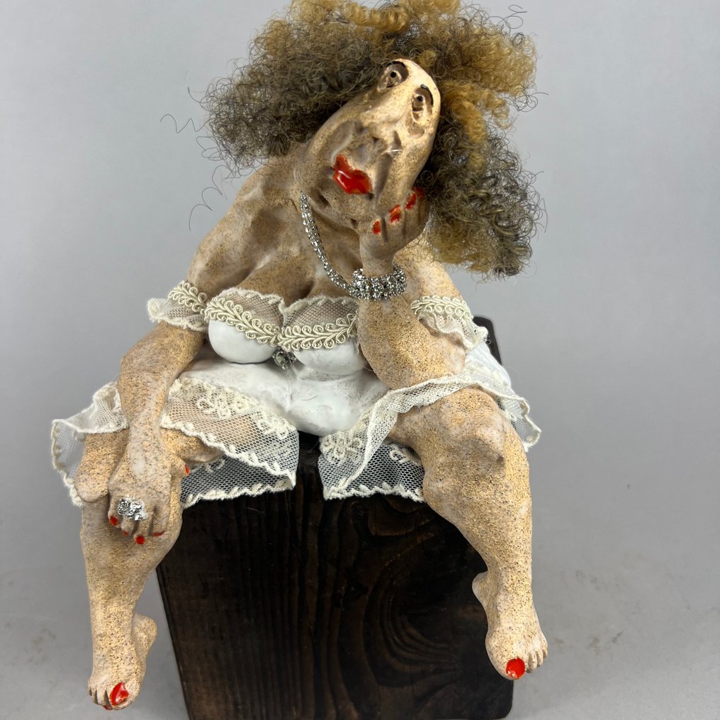 Anna Em - Γλυπτό, Waiting for the perfect man - hand made - 23 cm - Κεραμικό - 2025 #1.0