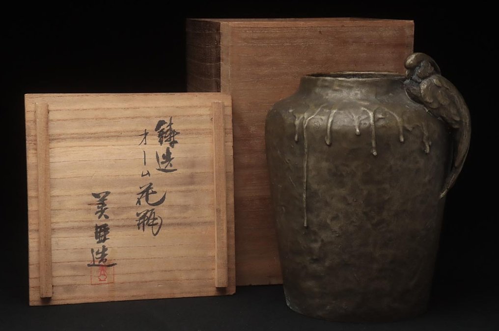 花瓶 - 黄铜色, Isozaki Yoshitsugu 磯崎美亜（1884-1949） - 日本 - 花/花瓶/鹦鹉/鸟 #2.1