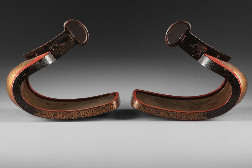 Abumi 鐙(马镫) - 铁,漆 - 日本 - 江户时代后半期(18世纪/19世纪上半叶) #2.1