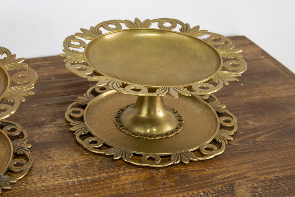 Centrepiece (4) - Lift with coordinated plates.  - Brass - scroll decorations #4.3