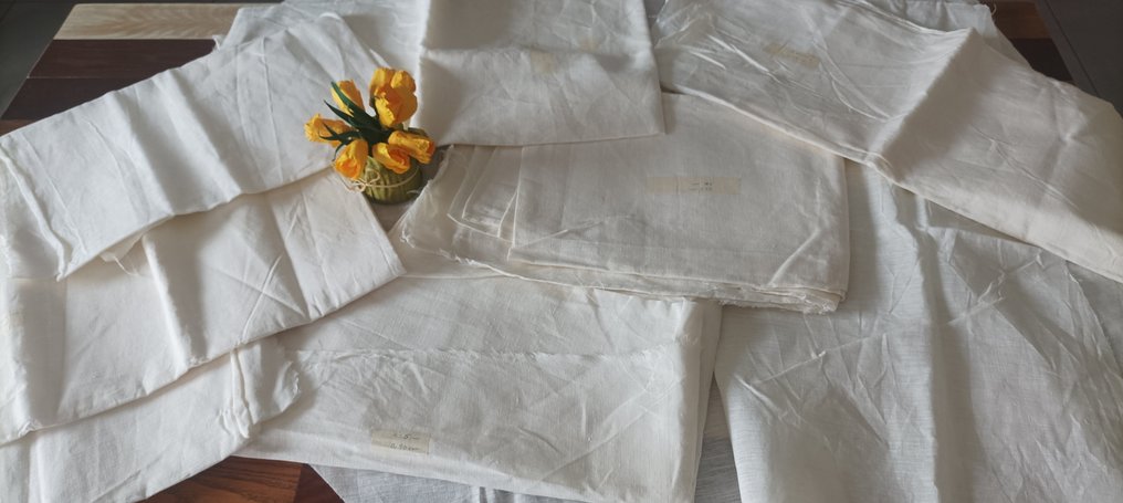 Excellent batch of 8 new pieces, in linen. - Textile (8)  - 0 cm - 0 cm - No reservation #1.0
