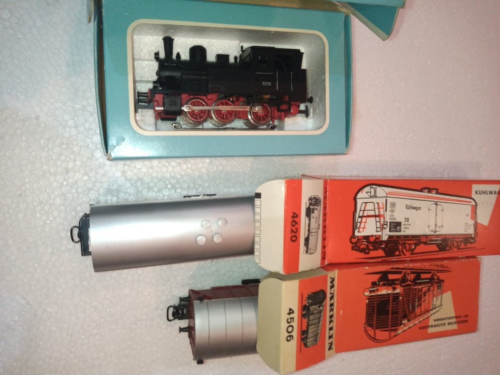 Märklin H0 - 3029/4620/4506 - Locomotora a escala (3) - Locomotora ténder con dos vagones de mercancías - DB #2.1
