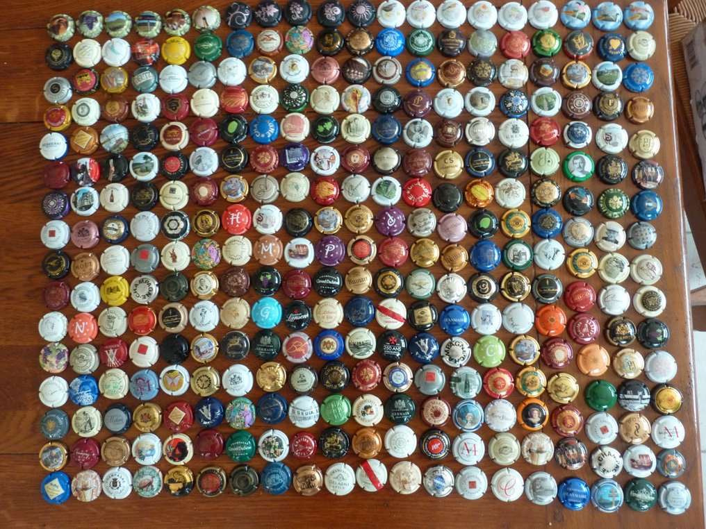 Temasamling - 320 champagnepropper med 4 komplette og nye sæt. - Drappier, Taittinger, Mignon, Perrier Jouet. #1.0