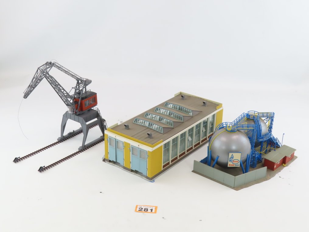 Vollmer, Märklin H0 - 5760/38510 - Machete tren (3) - Depozit de locomotive, macara portală mare și două rezervoare mari de stocare „ESSO” #2.1