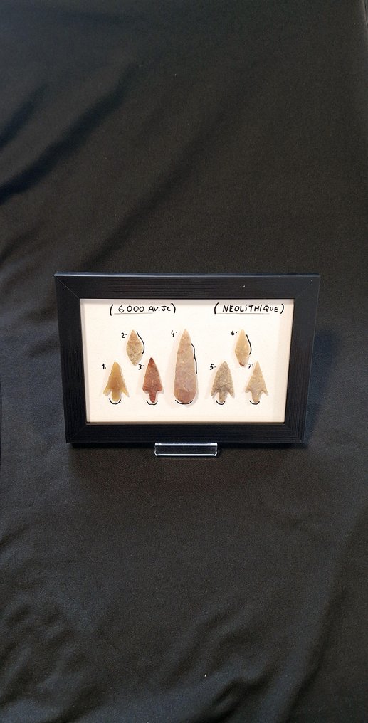 Νεολιθική Πυρόλιθος Συλλογή σε πλαίσιο σημείο βέλους Βιφάς νεολιθική 6000 π.Χ. συλλογή ιδιωτικής αρχαιολογίας. - 170 mm (χωρίς τιμή ασφαλείας) #1.0