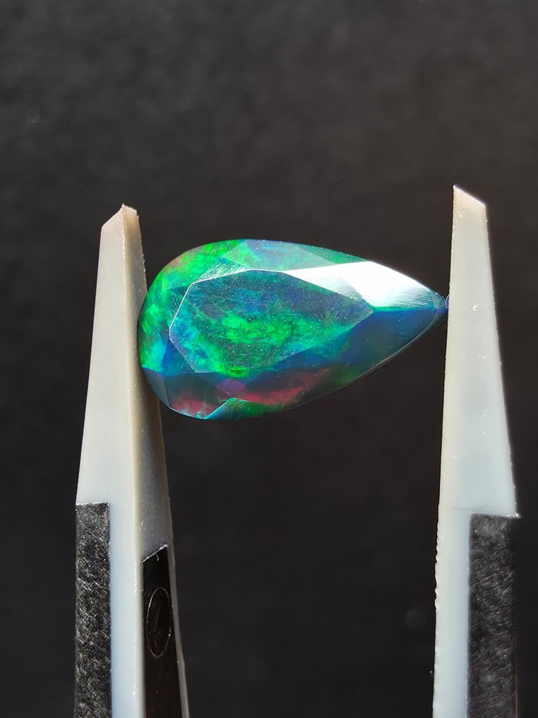 1.63克拉黑色欧泊 多面 - 高度: 11.9 mm - 闊度: 6.8 mm- 0.33 g #4.3