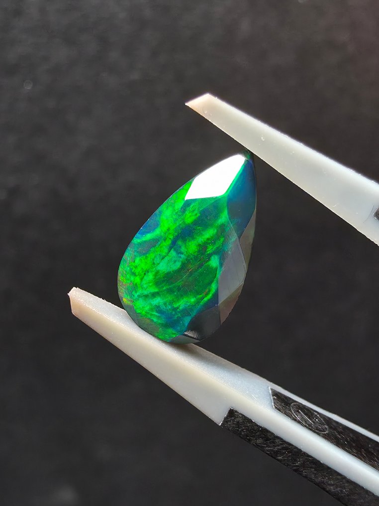 1.63克拉黑色欧泊 多面 - 高度: 11.9 mm - 闊度: 6.8 mm- 0.33 g #1.0