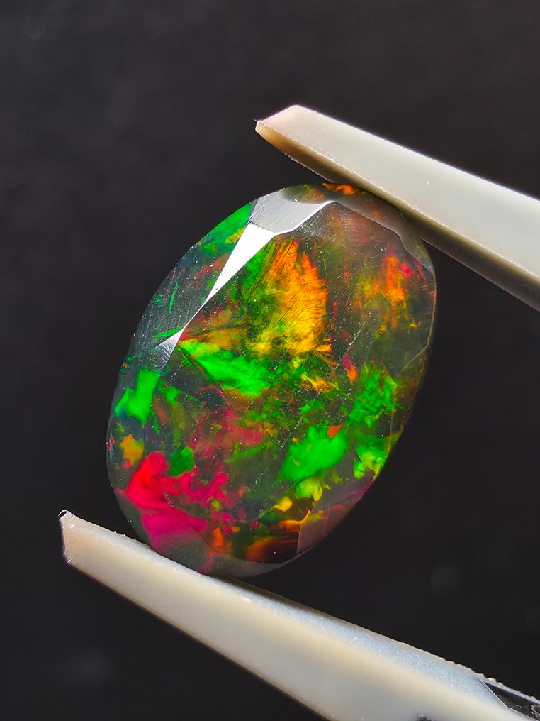 1.6克拉黑欧泊 多面的 - 高度: 11.9 mm - 宽度: 8.2 mm- 0.32 g #3.2