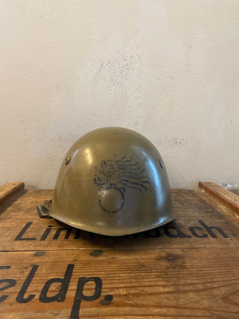 Ιταλία - Μ33 Στρατός της Ιταλίας Β' Παγκόσμιος Πόλεμος Καραμπινιέροι μαύρη φλόγα 1939 με σφραγίδα AT. - Στρατιωτικό κράνος #1.0