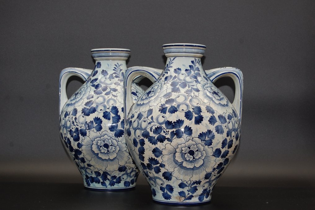 Deutschland - 1900-1910 - Βάζο (2)  - Κεραμικό - Δελφτ Σχεδιασμός / Υ. 32cm #1.0