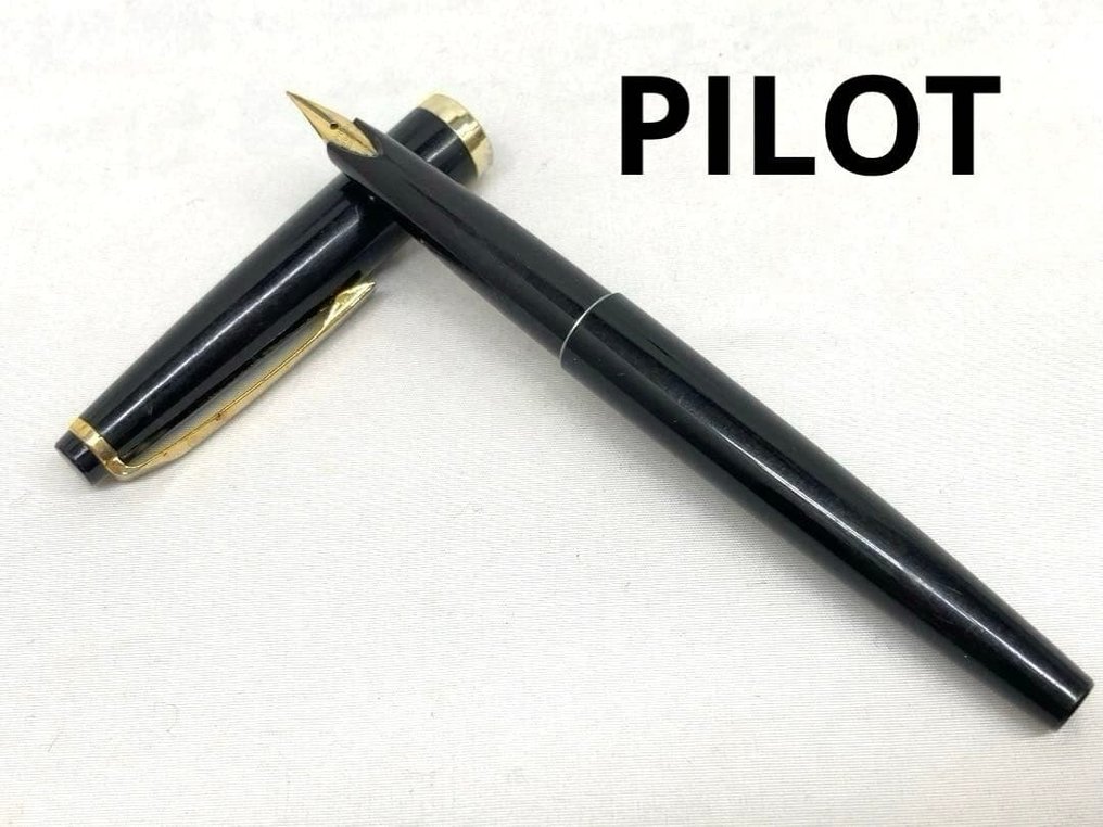 Pilot - Fountain Pen — Vintage Black Resin, “Super Quality” Gold-Tone Nib, Japan [Good Condition] - Zonder minimumprijs - Vulpen #1.0
