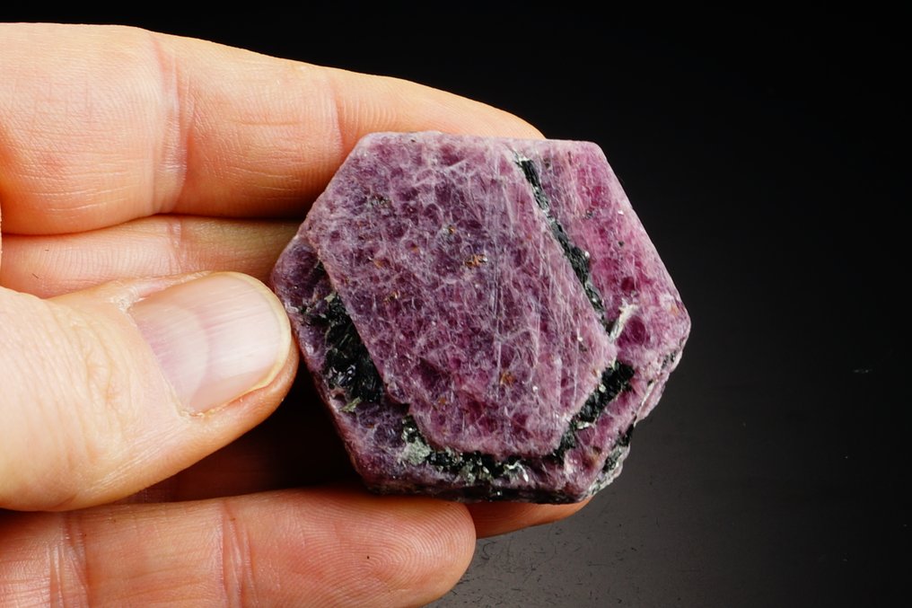 ENORME 77 grammi!! RUBY Twin con Hornblende – Fluorescente nessuna riserva di prezzo - Altezza: 4.6 cm - Larghezza: 4 cm- 77 g #1.0