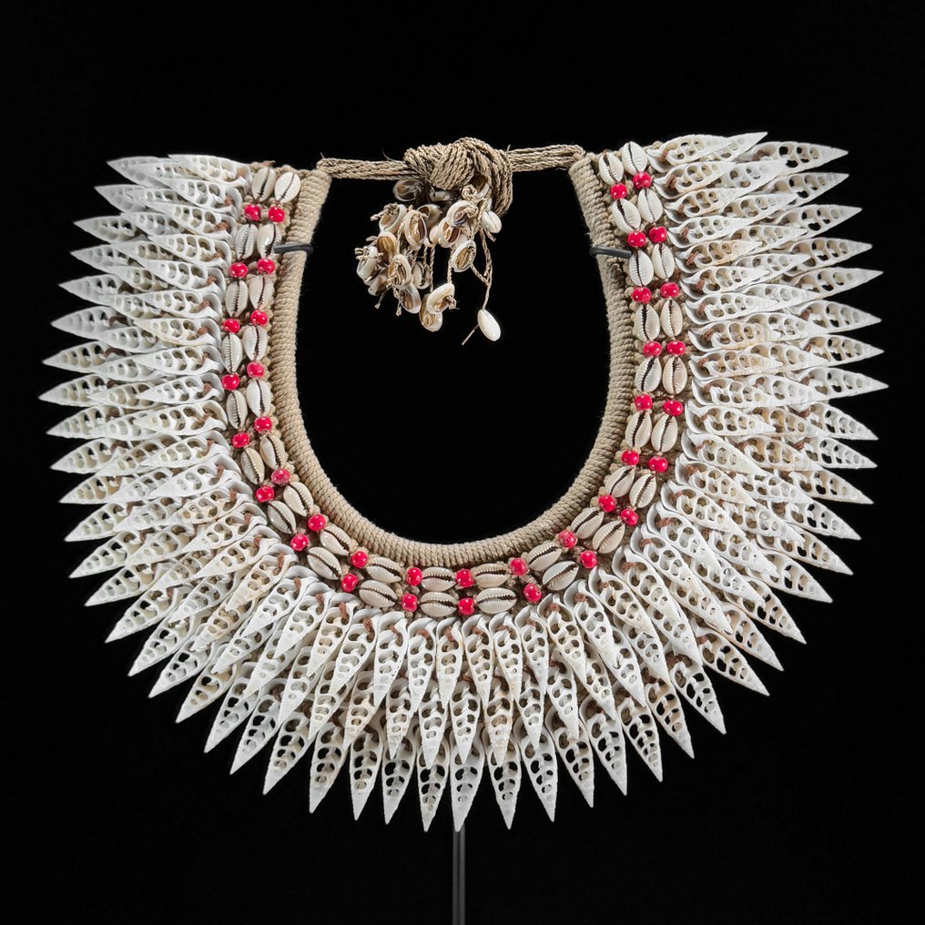 Διακοσμητικό στολίδι - NO RESERVE PRICE - SN12 - Decorative Shell Necklace on custom stand - Παπούα Νέα Γουινέα #3.2