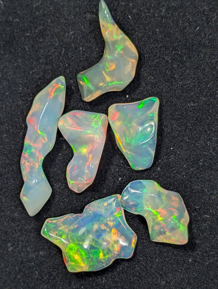 17.10 克拉 - AAA 级天然珍贵韦洛欧泊，抛光后展现强烈的色彩变化。 自由形式 - 高度: 26 mm - 宽度: 13 mm- 3.42 g - (6) #3.2