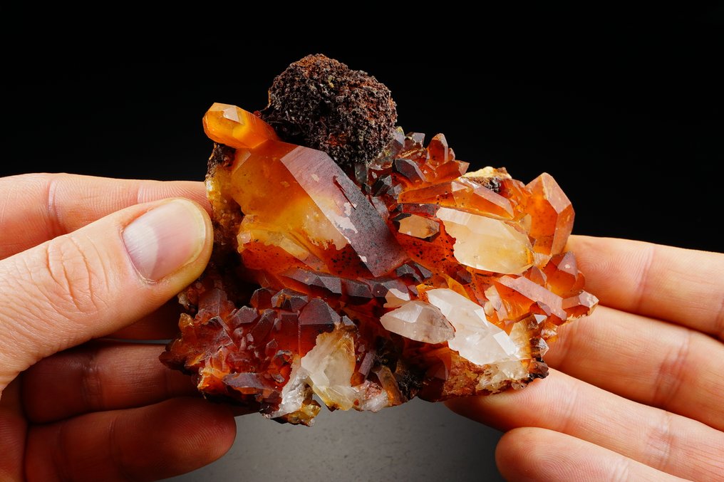 双面黄色石英，配有铁绿矿晶体、赤铁矿和褐铁矿，色彩自然。 高质量 - 高度: 11 cm - 宽度: 8.5 cm- 212 g #1.0