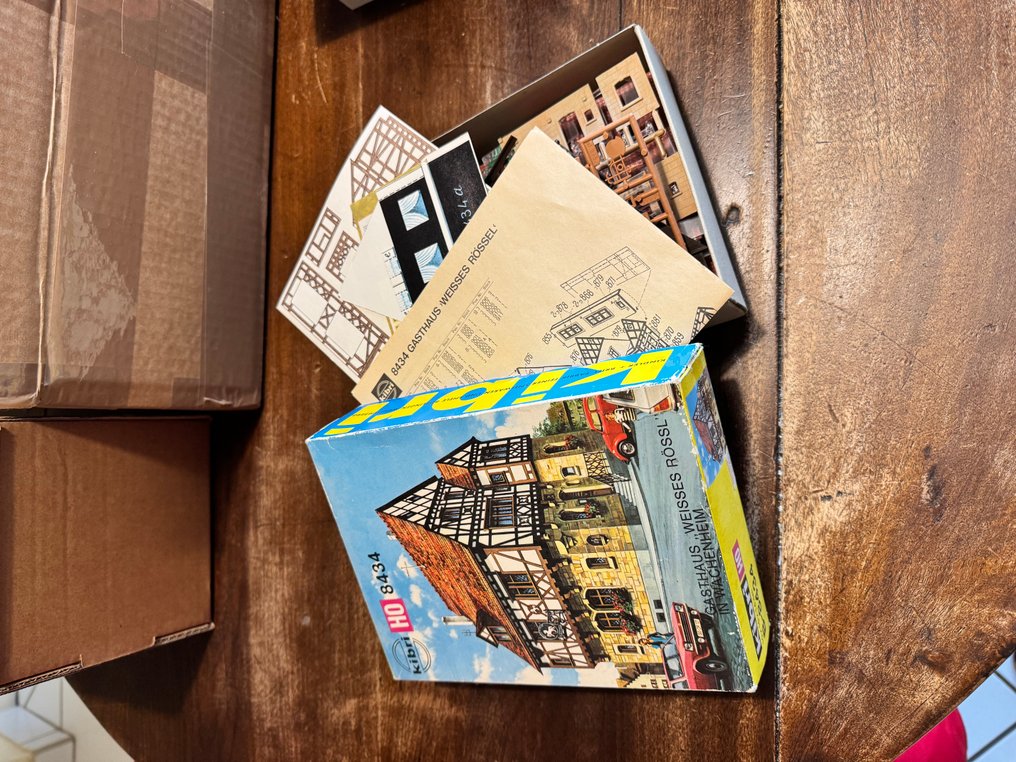 Kibri, Faller H0 - Kibri-8434 / Faller 273 / Faller 275 / Faller 130237 - Machete tren (4) - Examinați imaginile pentru a identifica marca, referința și obiectele vizibile.
Descrie elementele #1.0