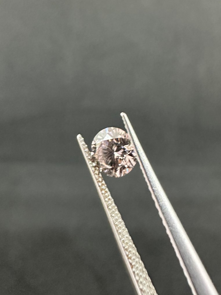 1 pcs Diament  (W kolorze naturalnym)  - 0.55 ct - okrągły - Fancy light Brązowawy Różowy - I1 (z inkluzjami) - International Gemological Institute (IGI) #2.1