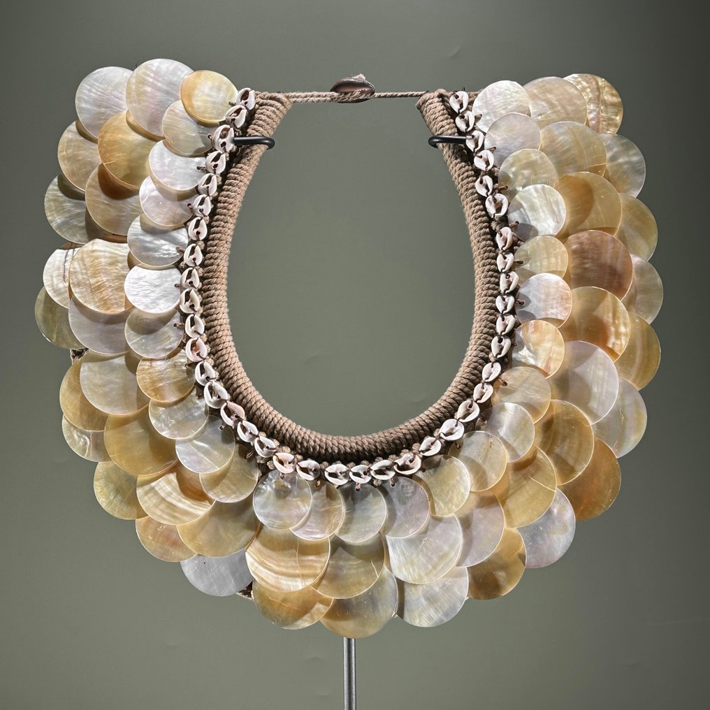Διακοσμητικό στολίδι - NO RESERVE PRICE - SN19 - Decorative Shell Necklace on custom stand - Παπούα Νέα Γουινέα #4.3