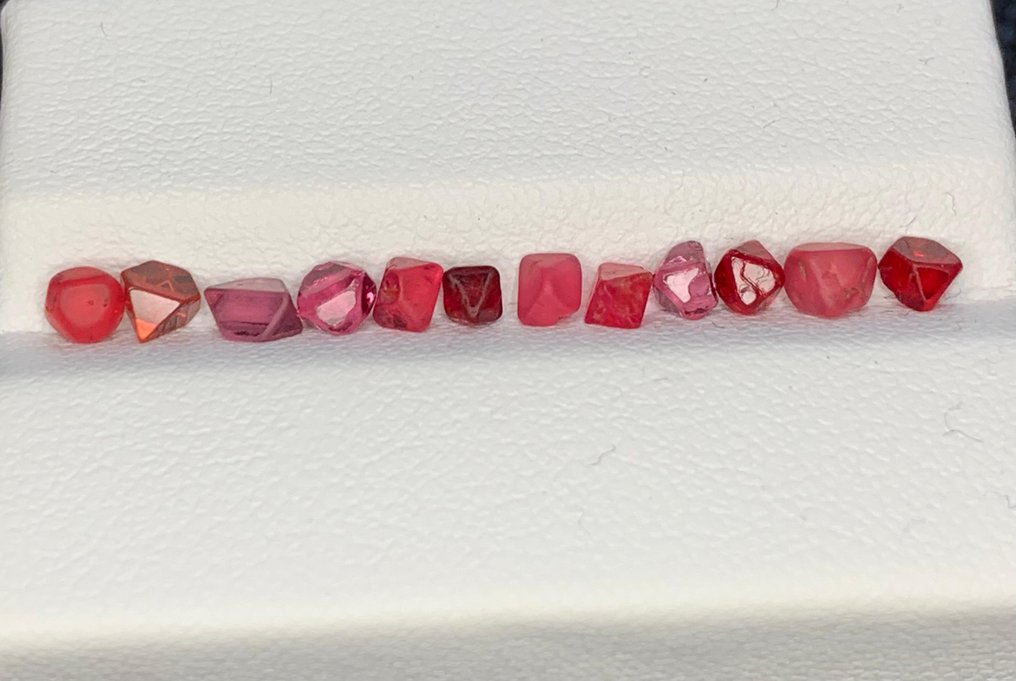 Φυσικά μπαρμπούρεια κρύσταλλα spinel Κρύσταλλοι- 0.7 g #4.3