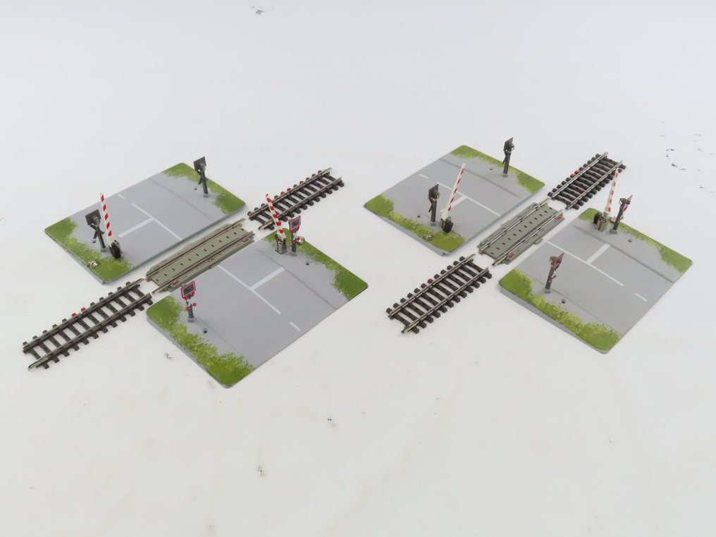 Märklin H0 - 7592K - Modelltogspor (2) - 2 Fullautomatiske jernbanebroer med halve barrierer og utvidelsessett, K-rail #1.0