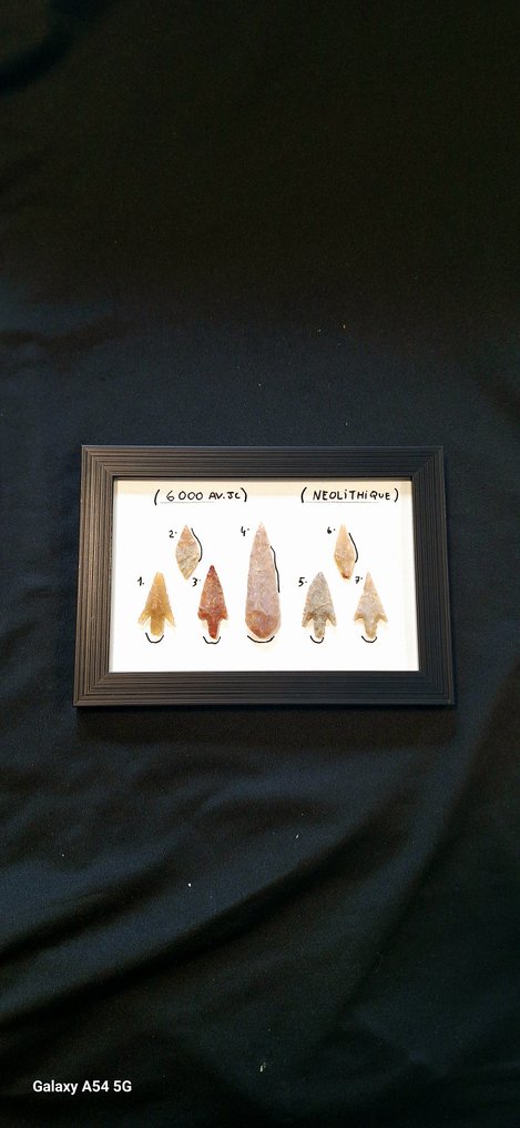 Νεολιθική Πυρόλιθος Συλλογή σε πλαίσιο σημείο βέλους Βιφάς νεολιθική 6000 π.Χ. συλλογή ιδιωτικής αρχαιολογίας. - 170 mm (χωρίς τιμή ασφαλείας) #1.0