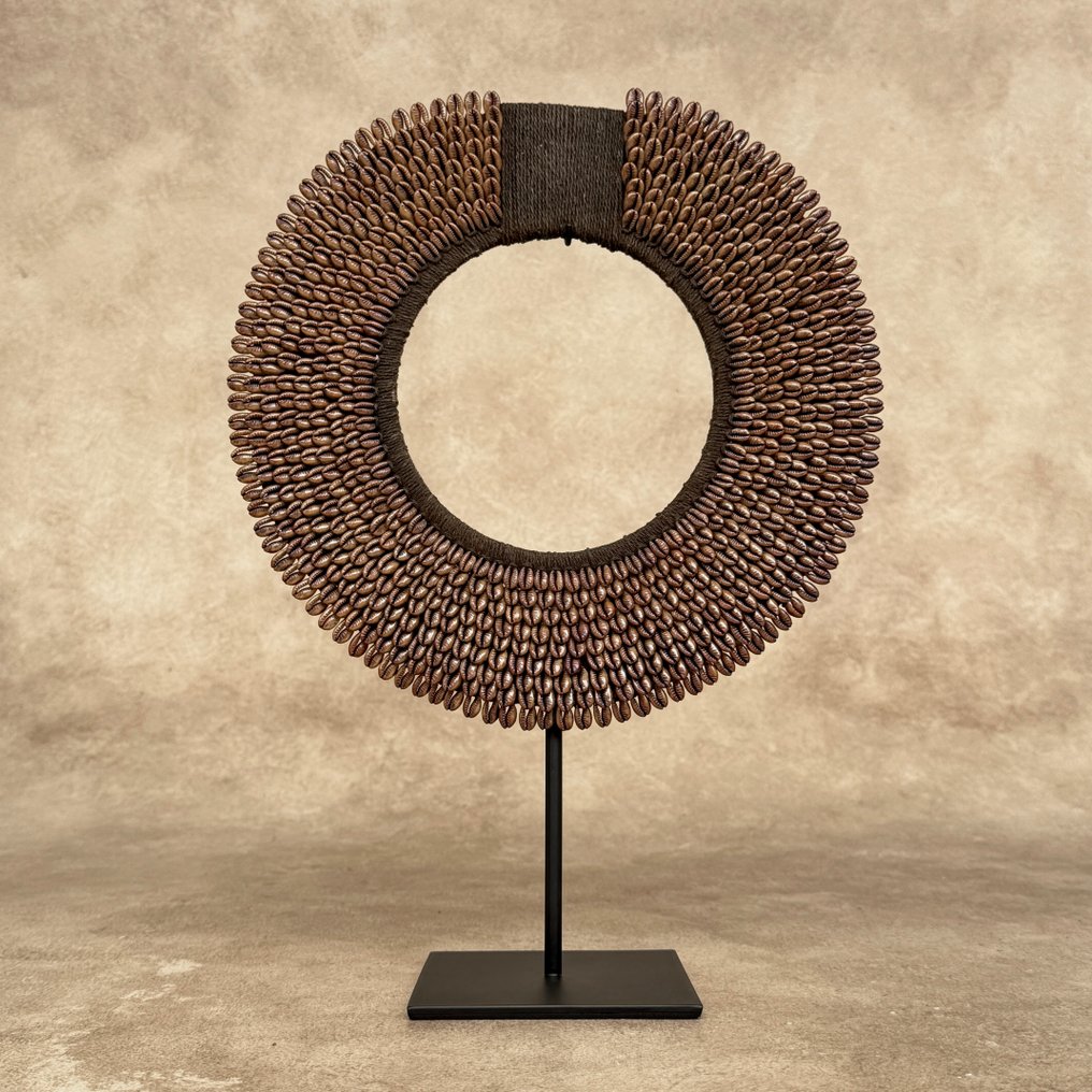 Dekorativt ornament (2) - NO RESERVE PRICE - Stunning Pair of Caramel coloured tolai necklaces on custom stands #3.2