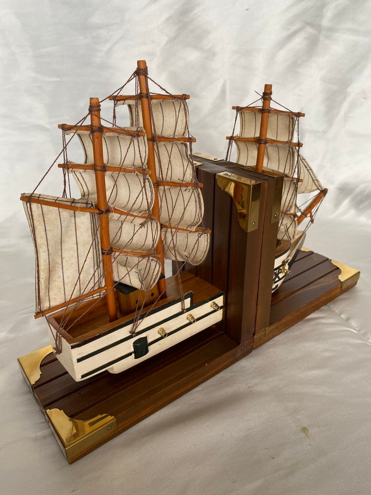 航海用品 - 用木头和青铜制成的战舰上的书架，用于悬挂船只的书籍，配有炮台。 #1.0