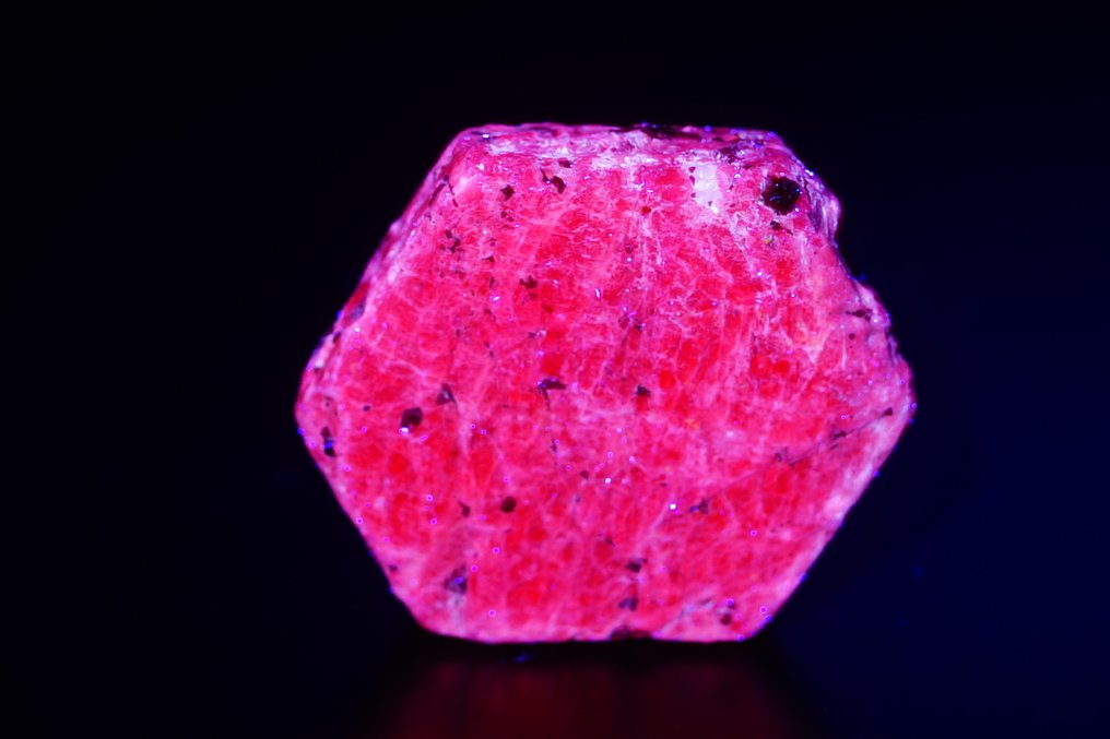 ENORME 77 grammi!! RUBY Twin con Hornblende – Fluorescente nessuna riserva di prezzo - Altezza: 4.6 cm - Larghezza: 4 cm- 77 g #3.2