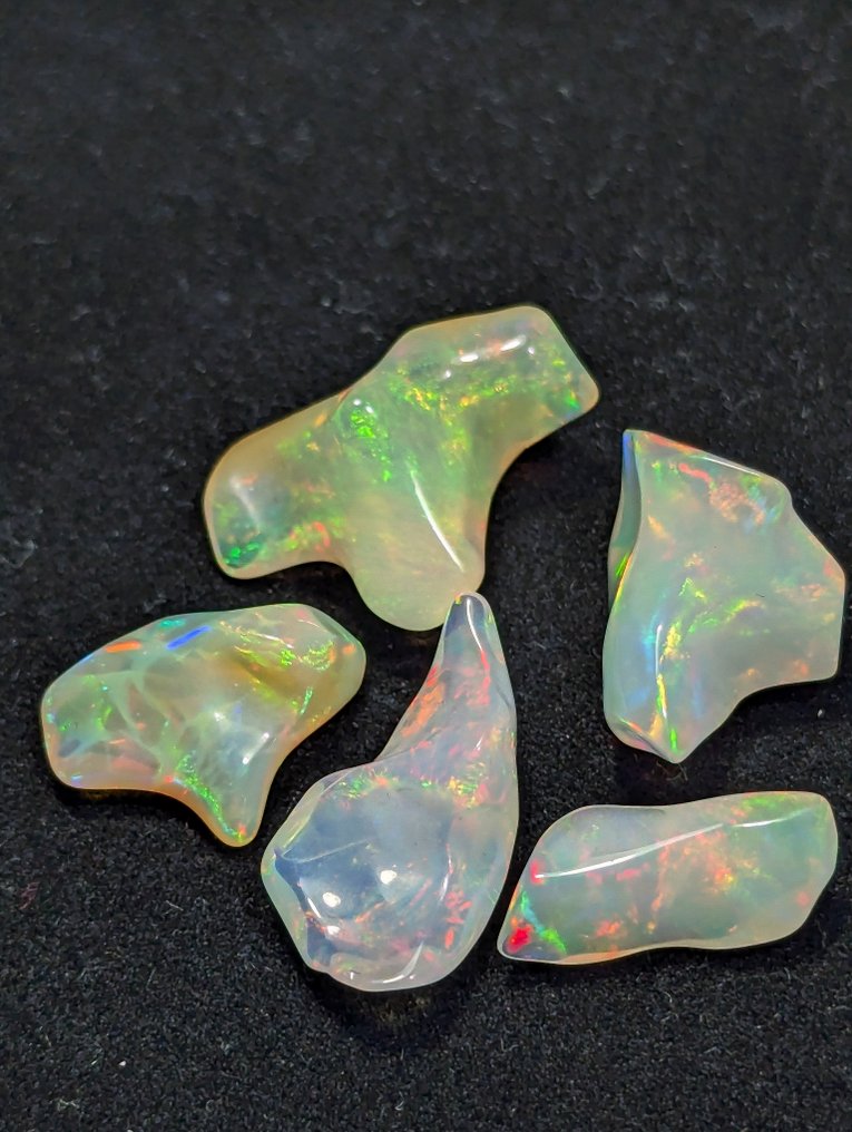 19克拉 - AAA级天然珍贵韦洛欧泊，经过抛光，展现出强烈的色彩变化。 自由形式 - 高度: 18 mm - 宽度: 14 mm- 3.8 g - (5) #1.0