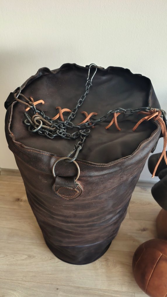 Παλιό αυθεντικό δερμάτινο punching bag - Διακοσμητικός σάκος του μποξ #1.0