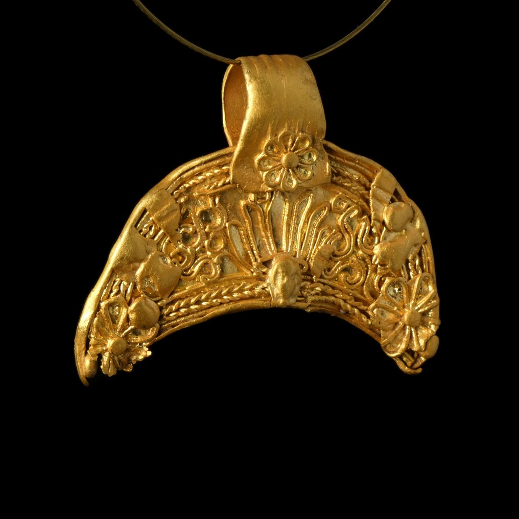 Αρχαία Ελληνική, Ελληνιστική Χρυσός Λαμπάδα Lunula με Nike και διακόσμηση με φίλγκρεϊ. #1.0