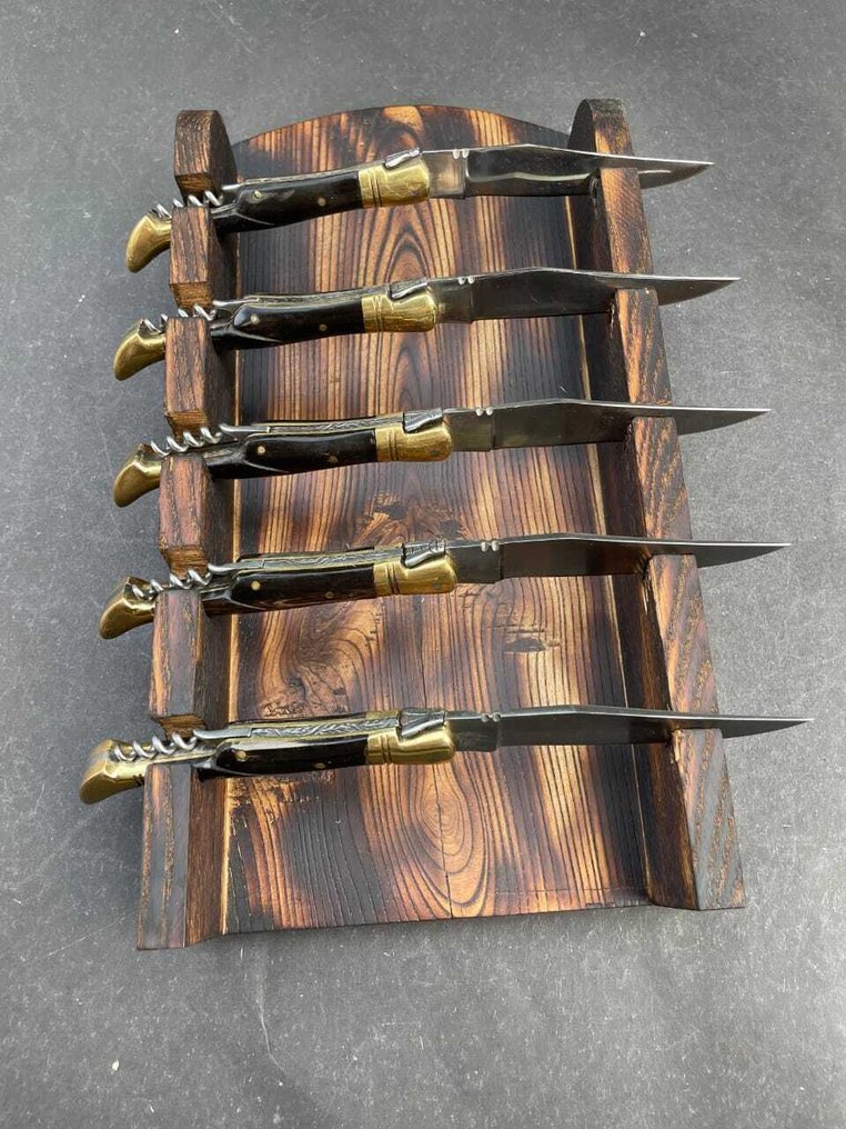 Laguiole Bougna - 厨刀 - Kitchen knife set -  Laguiole厨房刀具限量手工艺版高端展示架 - 钢, 不锈钢 烧木 黄铜 地中海 水牛角 - 法国 - Bee Embelem #2.1