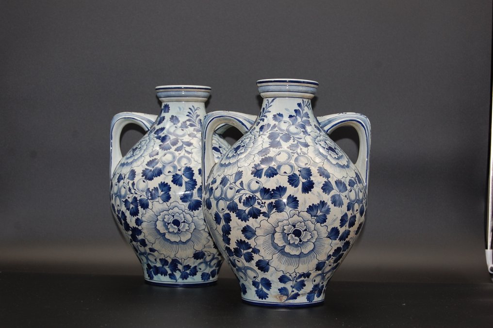 Deutschland - 1900-1910 - Βάζο (2)  - Κεραμικό - Δελφτ Σχεδιασμός / Υ. 32cm #1.0